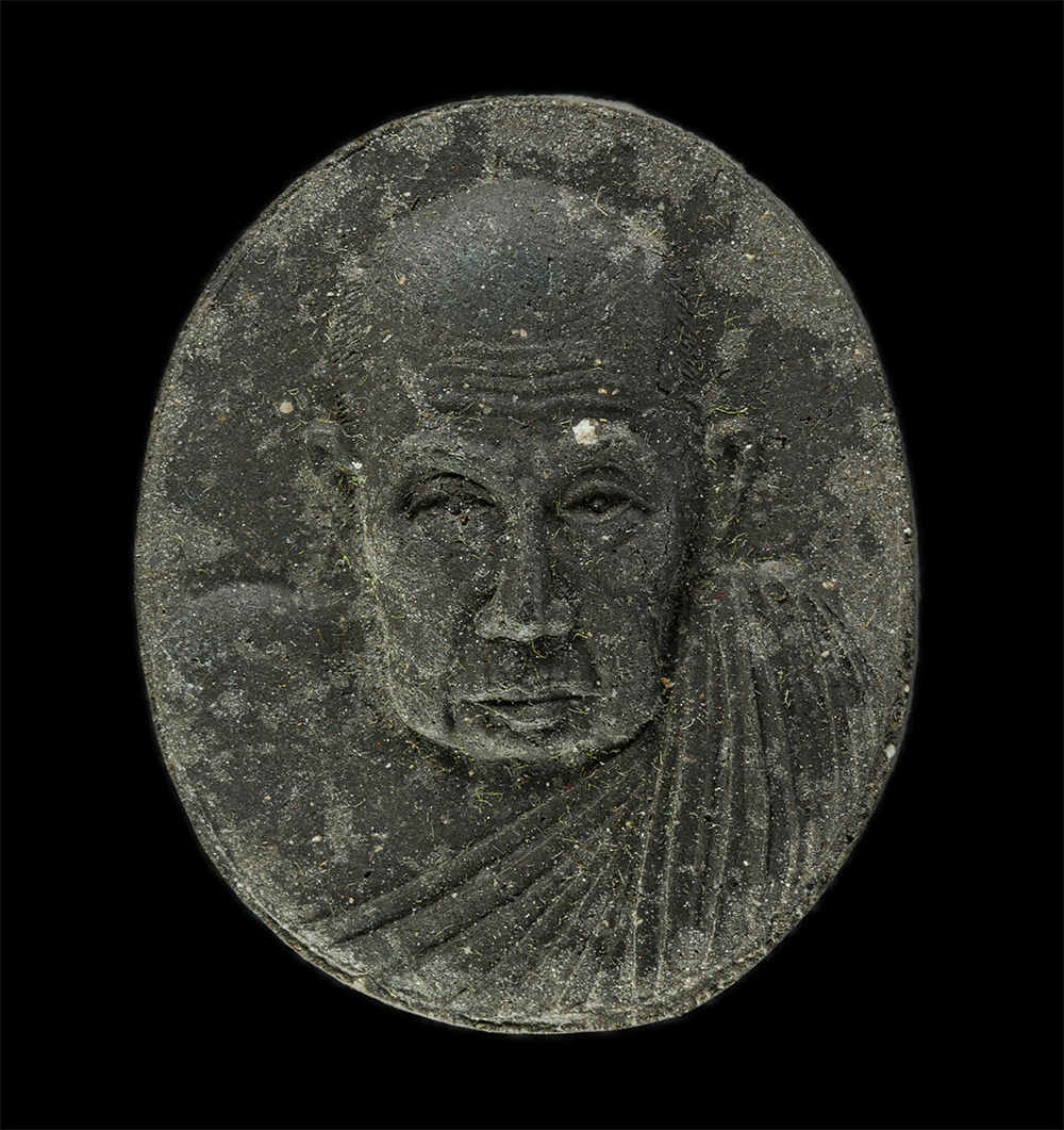 11Nov24 (78)p.jpg - พระผงรูปเหมือนหลวงปู่สุข ธัมมโชโต วัดหนองหัวลิง อ.เมือง จ.บุรีรัมย์ ปี2554 เนื้อผงพุทธคุณ ผงว่าน ผงใบลาน แร่เหล็กน้ำพี้ พระเก่าสวย มวลสารดี พิธีเข้มขล [..] | https://kamulet.in.th